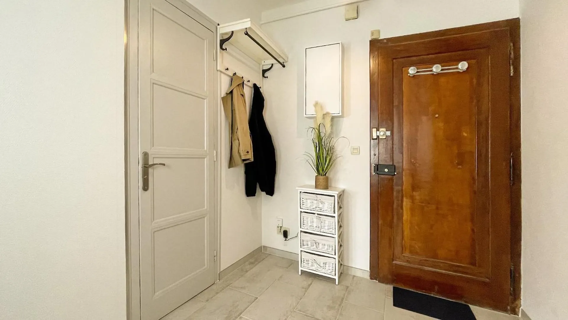 Homey Keola: Tranquil Geneva Gateway with Tram Access Ambilly Apartment