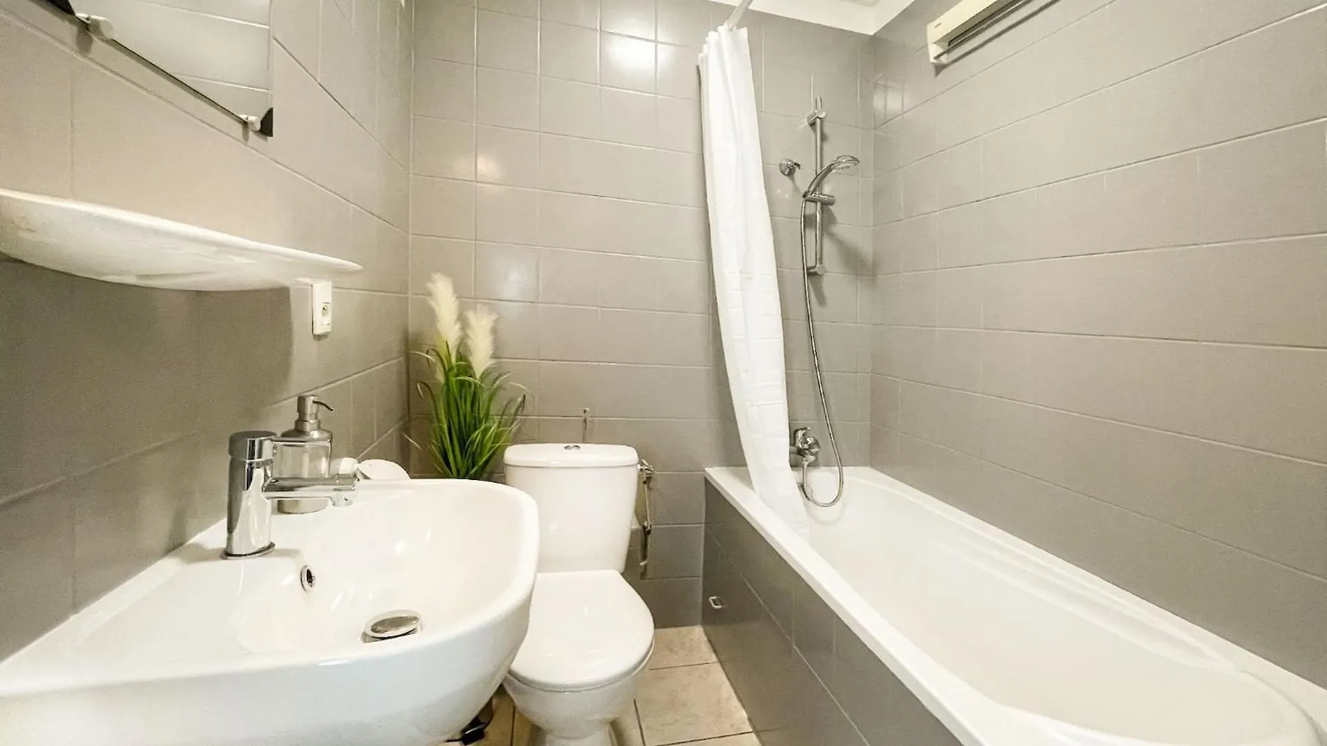 Homey Keola: Tranquil Geneva Gateway with Tram Access Ambilly 0*,  France