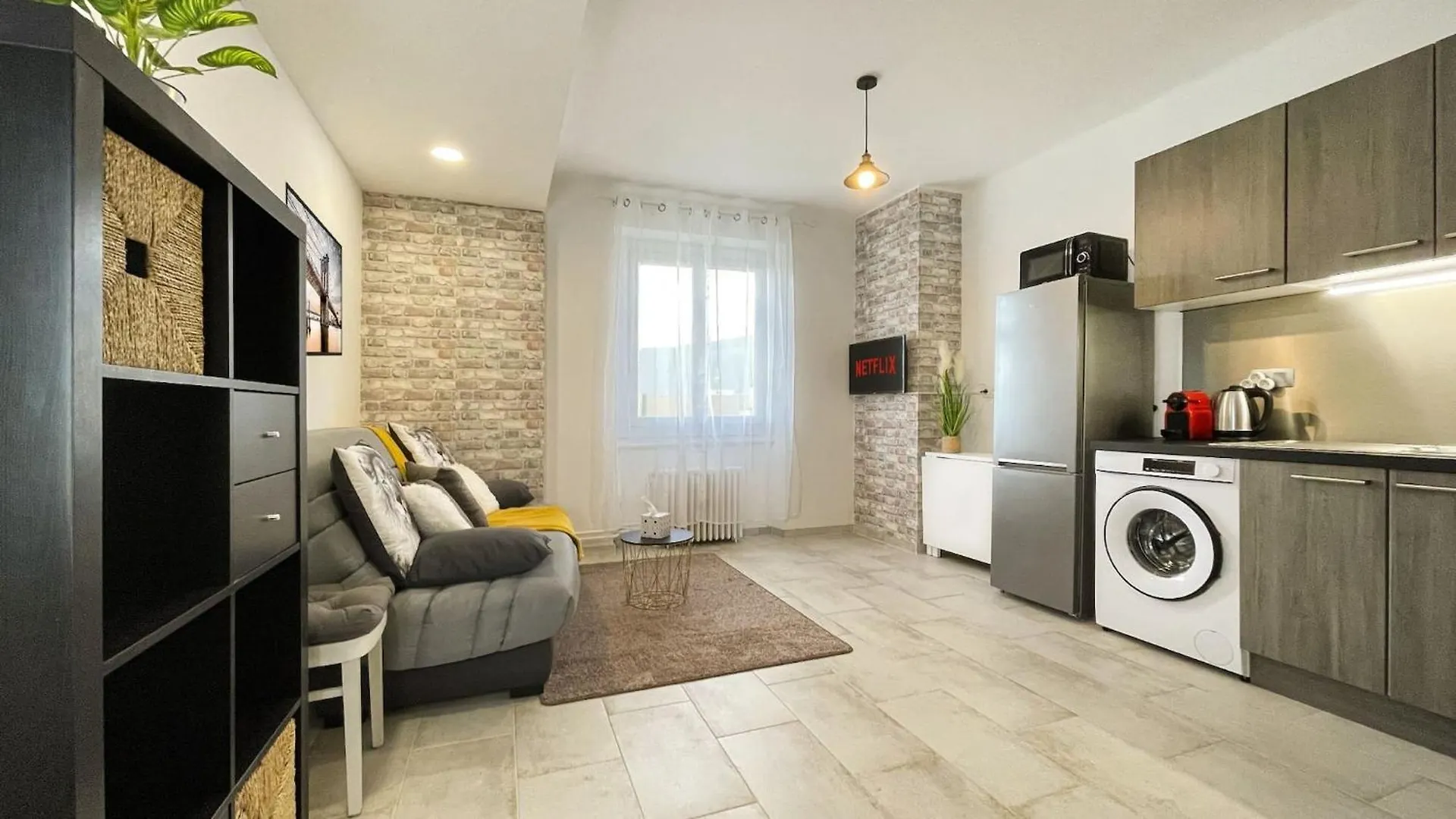 Apartment Homey Keola: Tranquil Geneva Gateway with Tram Access Ambilly France