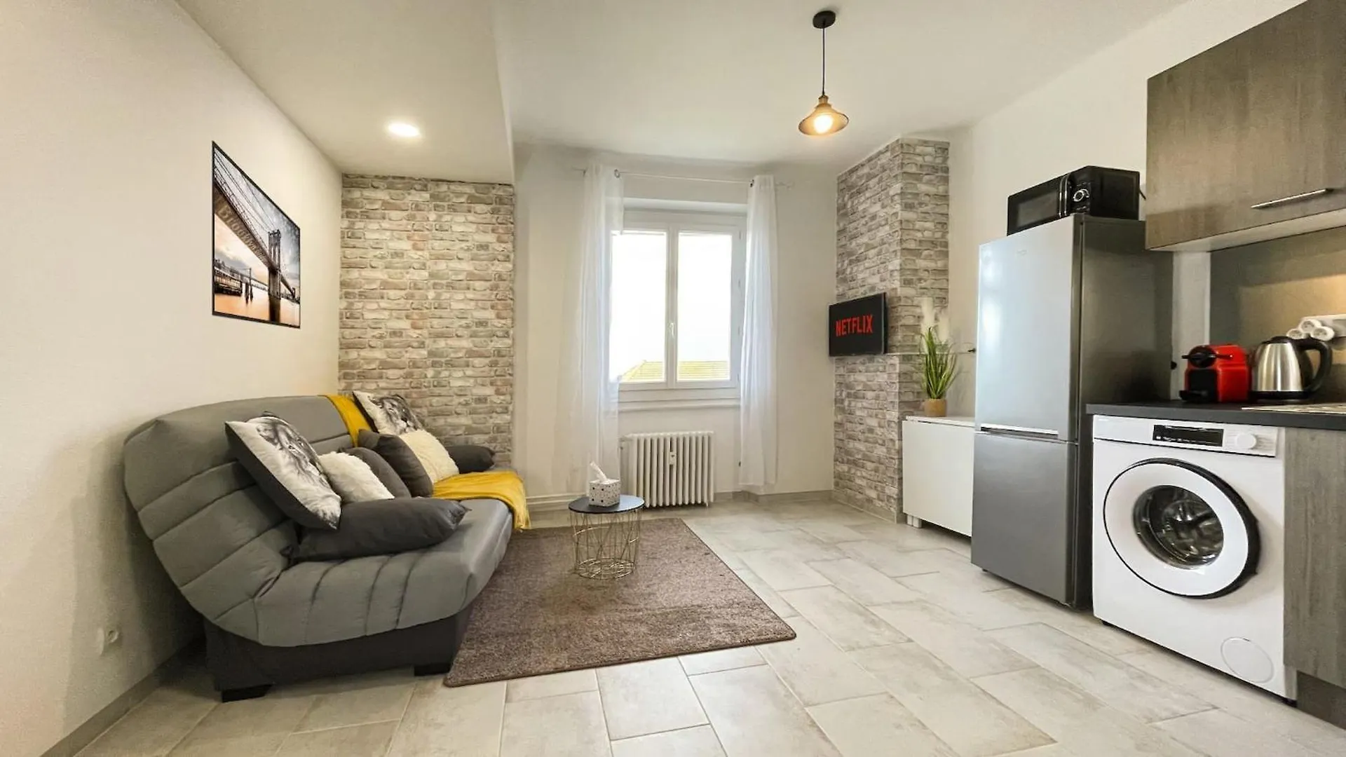 Homey Keola: Tranquil Geneva Gateway with Tram Access Ambilly