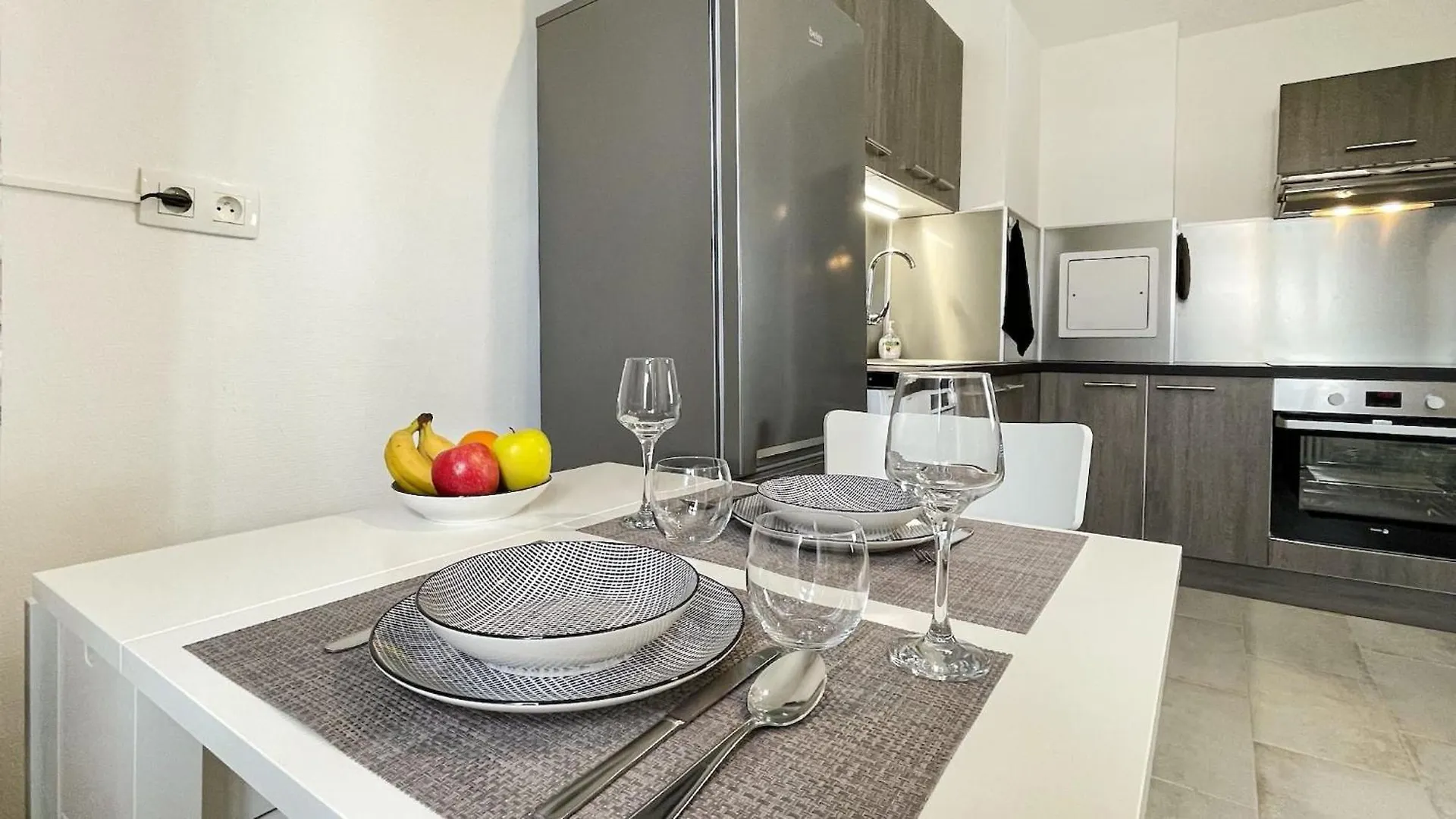 Homey Keola: Tranquil Geneva Gateway with Tram Access Ambilly France